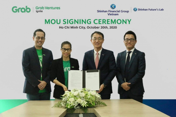 3-130838_898.jpg Tập đoàn Tài chính Shinhan tại Việt Nam và Công ty TNHH Grab đã ký kết thỏa thuận hợp tác chiến lược, nhằm mục tiêu đẩy mạnh hệ sinh thái khởi nghiệp tại Việt Nam.
