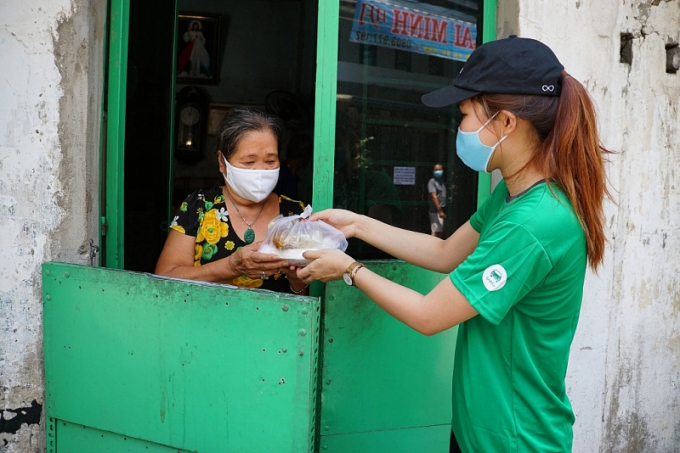 3644_dsc03659-144422_460.jpg Grab hỗ trợ 15.000 suất ăn miễn phí đến những người có hoàn cảnh khó khăn.