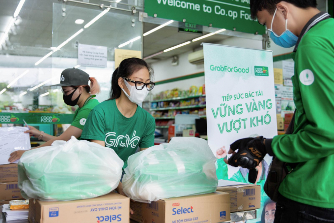 grab13-4-142816_455.jpg Tài xế Grab nhận gạo và mì.