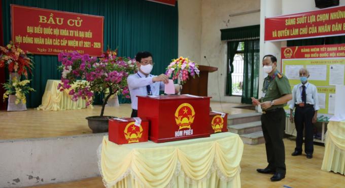 Chủ tịch UBND tỉnh Vĩnh Phúc Lê Duy Thành thực hiện quyền công dân tại đơn vị bầu cử số 3, xã Vũ Di, huyện Vĩnh Tường. Ảnh: Cổng TTĐT Vĩnh Phúc.