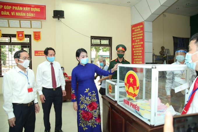 hoang-thi-thuy-lan-kiem-tra-104504_741.jpg Bí thư Tỉnh ủy Hoàng Thị Thúy Lan kiểm tra điểm bỏ phiếu tại tổ bầu cử số 4, phường Tích Sơn (Vĩnh Yên). Ảnh: Cổng TTĐT Vĩnh Phúc.