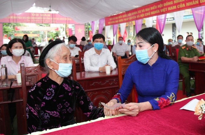 Bí thư Tỉnh ủy Hoàng Thị Thúy Lan hỏi thăm sức khỏe cụ Nguyễn Thị Thành – Cử tri cao tuổi nhất của Tổ bầu cử số 1, phường Ngô Quyền TP. Vĩnh Yên. Ảnh: Cổng TTĐT Vĩnh Phúc.