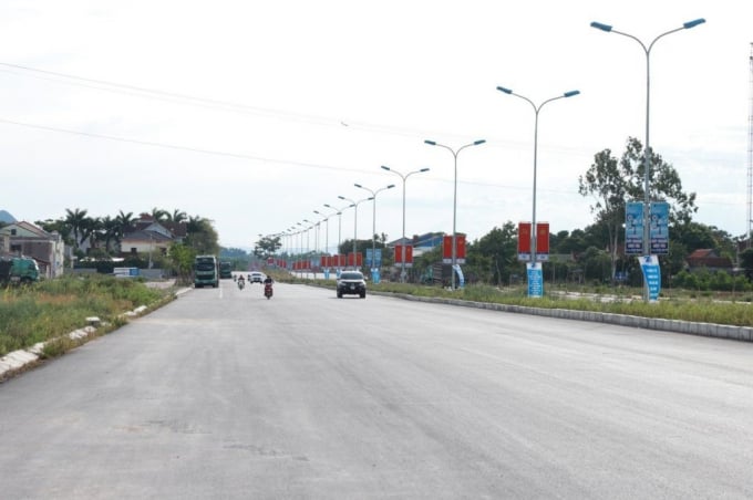 anh-2-131517_691.jpg Đại lộ Hùng Vương rộng 52m là điểm nhấn thay đổi bộ mặt Thái Hòa, thúc đẩy phát triển kinh tế, và tiến tới đạt chuẩn đô thị loại III và là thành phố trung tâm Tây Bắc – Nghệ An.