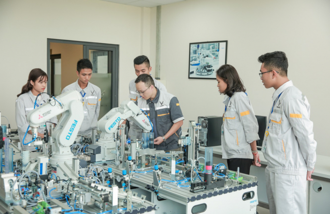 robotlab-1594474619085504445091_wazf-171023_364.jpg Cách mạng công nghiệp 4.0 cũng đã đẩy nhanh quá trình chuyển đổi việc làm, do vậy việc nâng cao kỹ năng cho người lao động là rất cần thiết để phát triển thị trường lao động. Ảnh minh họa.