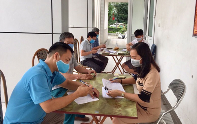 Người lao động nhận tiền từ gói hỗ trợ của Chính phủ. Ảnh minh họa.