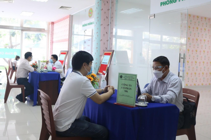 Người lao động tham gia phỏng vấn tìm việc tại Phiên giao dịch việc làm trực tuyến Khu vực Đồng bằng Sông Cửu Long - TP.HCM - Bình Dương trong tháng 10 vừa qua. Ảnh: Nguyễn Thủy.