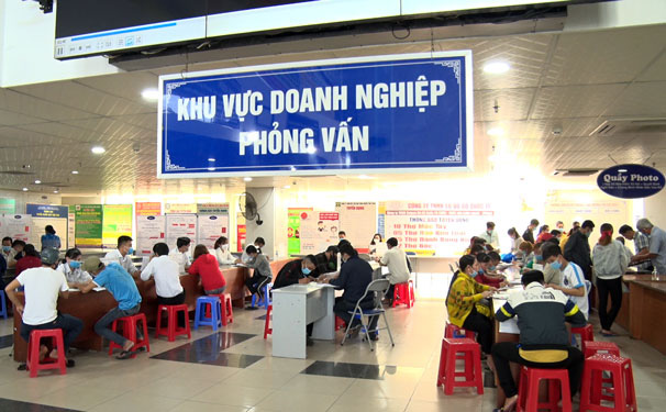 8-binhduong-1608045935942144415345-104908_378.jpg Người lao động đến giao dịch lại Trung tâm Dịch vụ việc làm tỉnh Bình Dương. Ảnh minh họa.