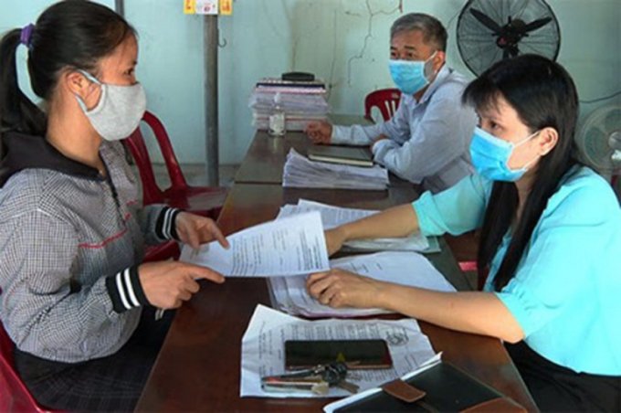 z3096387134795_ad00959387f792846c9063cadfdc75ea-110525_966.jpg Người lao động nhận hỗ trợ từ BHTN.