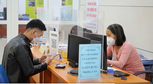 z3099232176278_d2e24570c66eb6841be6268bbc4d8c7c-095620_3.jpg Người lao động làm thủ tục hưởng trợ cấp thất nghiệp tại Trung tâm Dịch vụ việc làm Hà Nội.