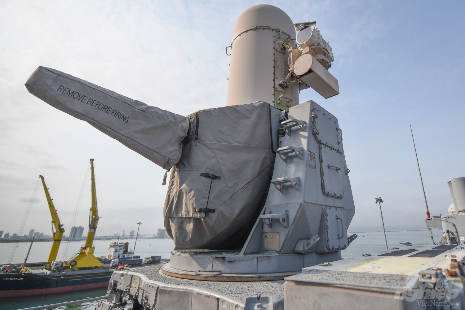 Trong ảnh là hệ thống phòng thủ tầm cực gần (CIWS) Phalanx với pháo 20 mm 6 nòng. Pháo có tốc độ bắn tới 5.000 viên trên phút, được sử dụng cho nhiệm vụ đánh chặn tên lửa và vũ khí dẫn đường. Ảnh: Tùng Đinh.