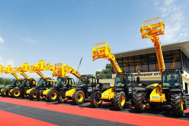 7-120124_46.jpg Mỗi chặng đua sẽ có 8 xe di dời.