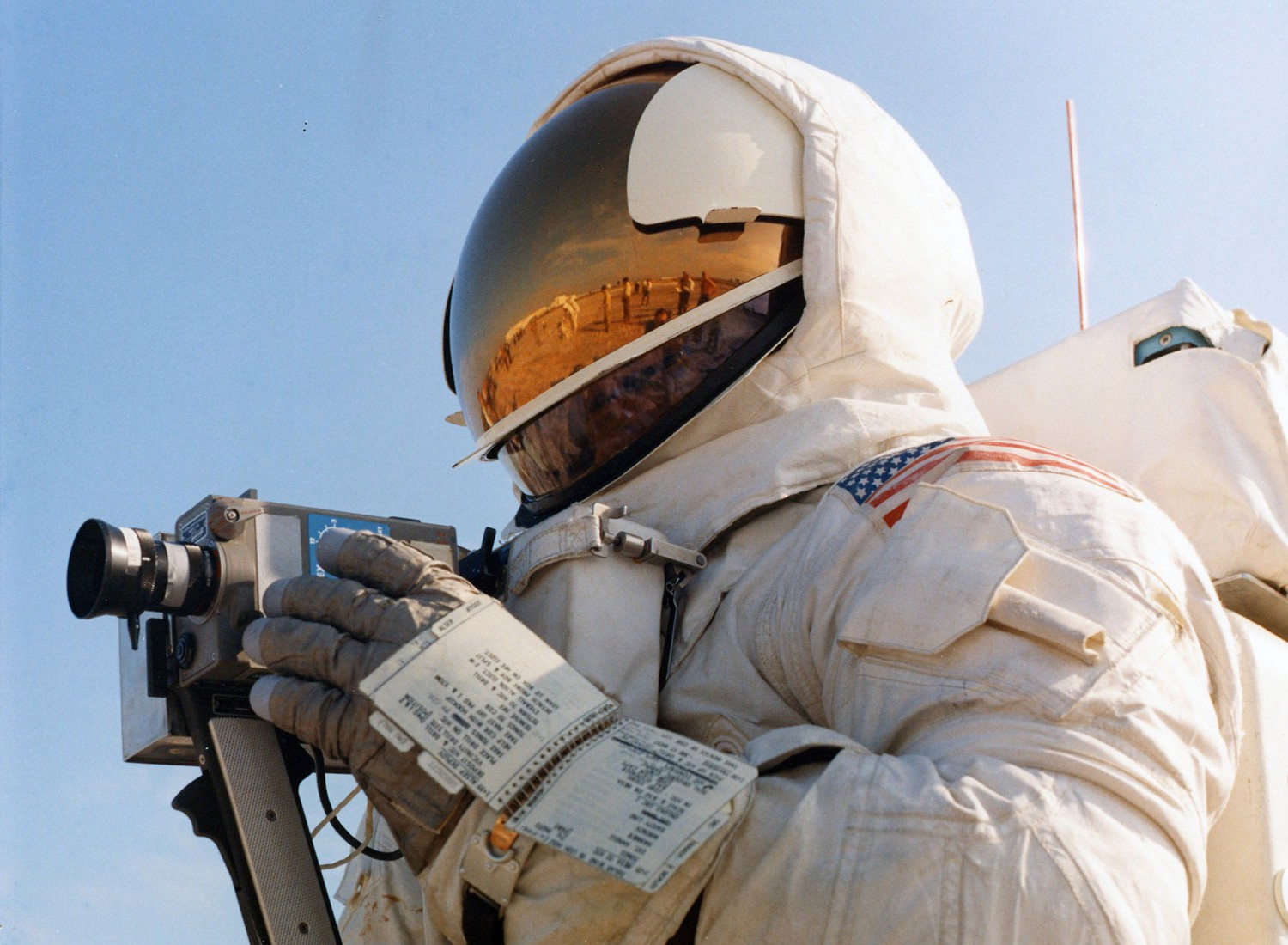 Kế hoạch đổ bộ Mặt trăng của Apollo 13 đã phải hủy bỏ sau khi tàu gặp phải sự cố. Thảm họa xảy ra vào giờ thứ 56 sau khi con tàu được phóng lên quỹ đạo, bình oxy phát nổ làm tê liệt các Module Dịch vụ (SM), làm Module chỉ huy (CM) lệ thuộc vào nó cũng bị ảnh hưởng.