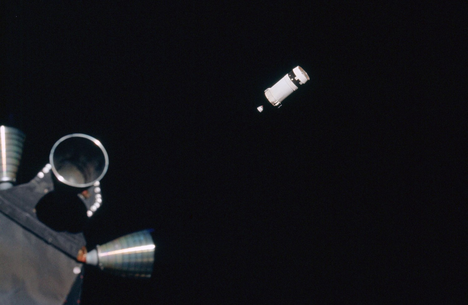Một phần tên lửa Saturn V rocket được nhìn thấy từ cửa sổ của Apollo 13.