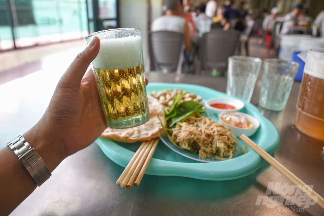 bia-hoi-6-221744_615.jpg Sau khi nhận bia và đồ ăn, khách sẽ tự tìm quán, tự lấy cốc rồi mới được bắt đầu thưởng thức. Cốc uống bia cũng là loại cốc thủy tinh xanh, gắn liền với hình ảnh bia hơi Hà Nội từ hàng chục năm qua.