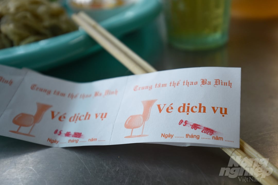 bia-hoi-8-221743_93.jpg Tích kê bia được bán theo ngày, sau khi mua, khách sẽ ra xếp hàng ở nơi rót, tùy theo lượng tích kê của mình mà lấy bia. Theo kinh nghiệm của những người thường xuyên ghé quán, nếu muốn uống nhiều thì nên mua tích kê sớm rồi uống đến đâu đổi bia đến đấy vì vào giờ cao điểm lượng người mua rất đông.