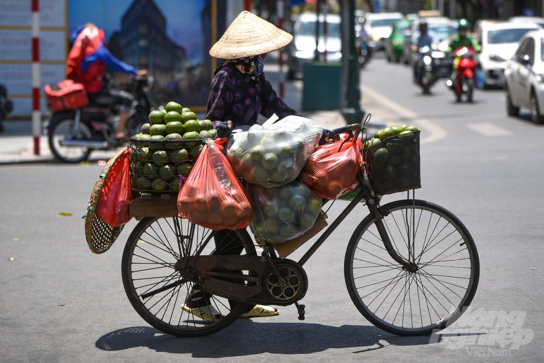 nang-nong-12-130340_732.jpg Những người phải ra đường nhiều nhất trong những ngày này thường là xe ôm công nghệ, người giao hàng hoặc bán hàng rong.