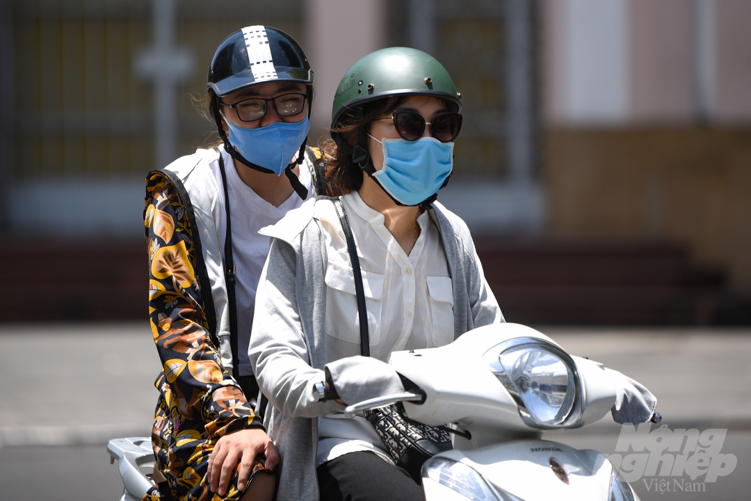 nang-nong-15-130336_292.jpg Ngoài ra, nắng nóng còn có thể gây tình trạng mất nước, kiệt sức, đột quỵ do sốc nhiệt đối với cơ thể người khi tiếp xúc lâu với nền nhiệt độ cao. Hiện nay, cấp độ rủi ro thiên tai do nắng nóng ở cấp 1.