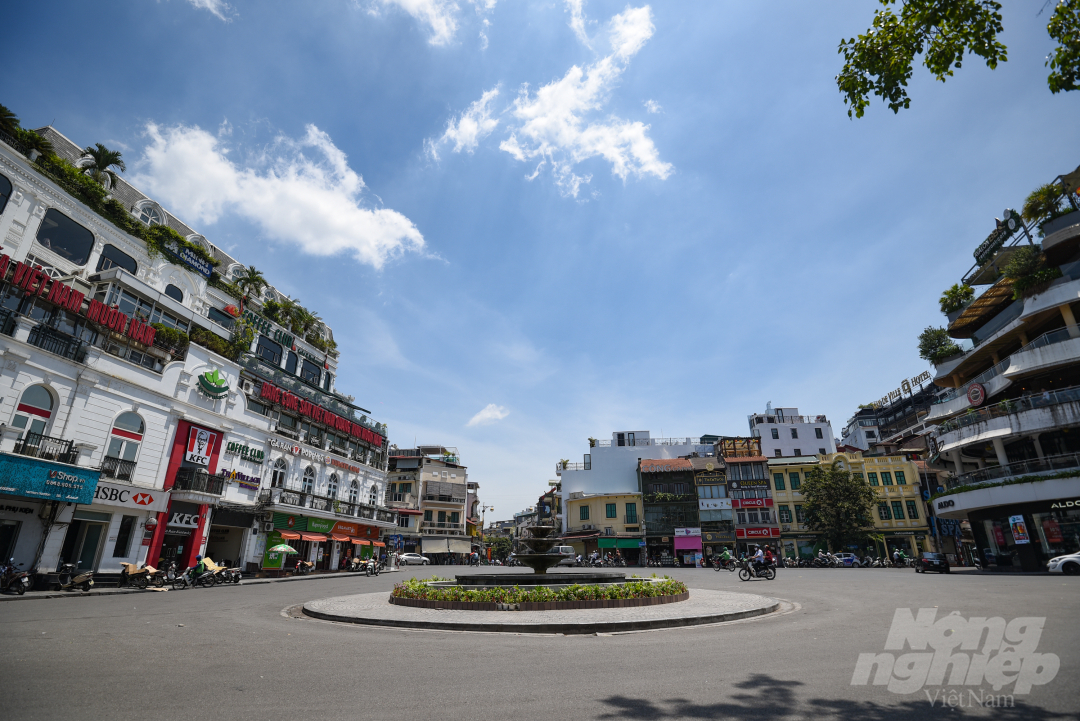 nang-nong-3-130350_770.jpg Khu vực quảng trường Đông kinh nghĩa thục cũng vắng bóng người qua lại. Nếu như trong thời điểm xảy ra Covid-19 đường phố Hà Nội vắng vẻ vì giãn cách xã hội thì những ngày này, nắng nóng khiến cho người dân chủ động không ra đường.