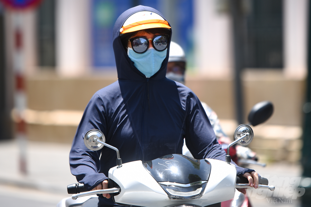 nang-nong-5-130348_112.jpg Nếu phải ra đường trong đợt nắng nóng này, ai cũng tìm cách tăng cường tối đa khả năng bảo hộ cho cơ thể.