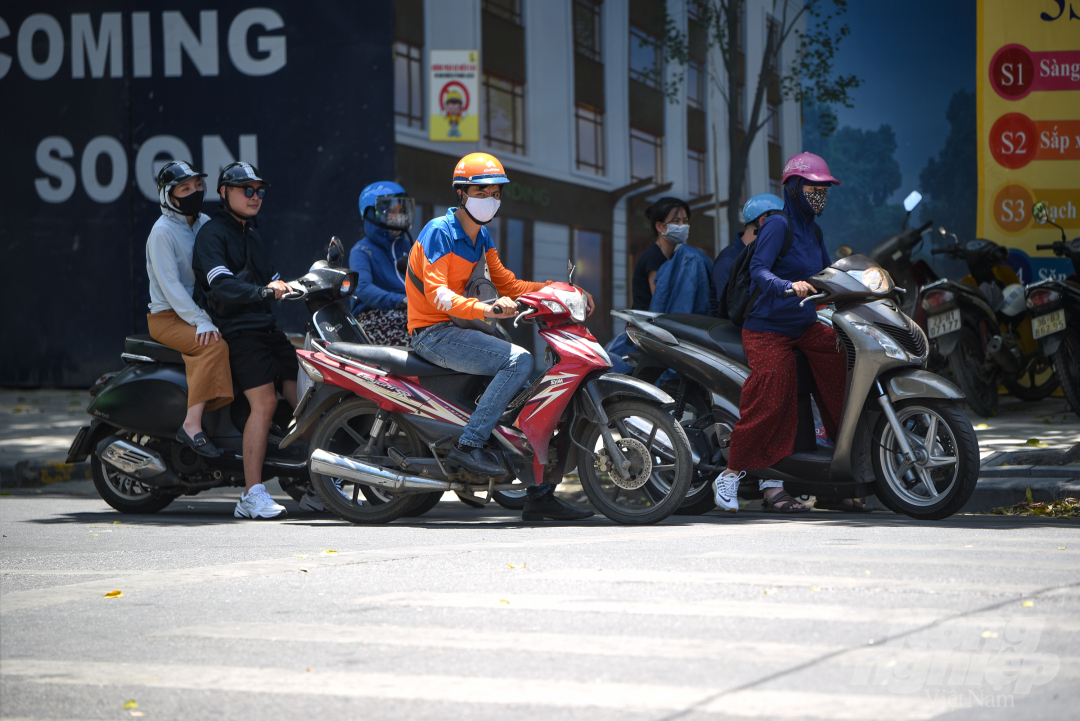nang-nong-7-130345_235.jpg Tại các nút giao thông, dễ dàng bắt gặp cảnh người đi đường chen chân dưới chút bóng mát ít ỏi dù có phải lấn xe vào làn đường dành cho người đi bộ.