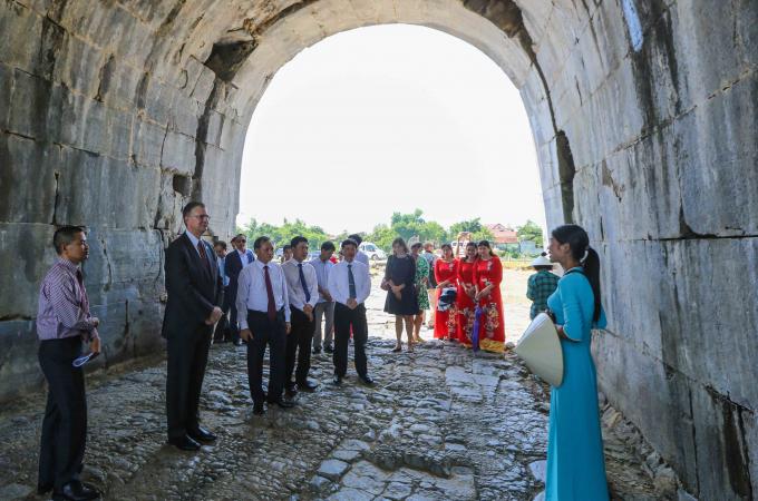 Đại sứ Kritenbrink theo dõi phần giới thiệu về lịch sử Thành nhà Hồ. Ảnh: Đại sứ quán Mỹ.