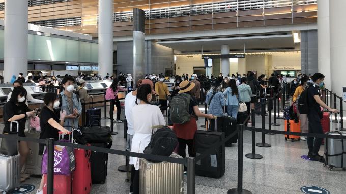 Các công dân Việt Nam từ Mỹ từ sân bay San Francisco về nước. Ảnh: MOFA.