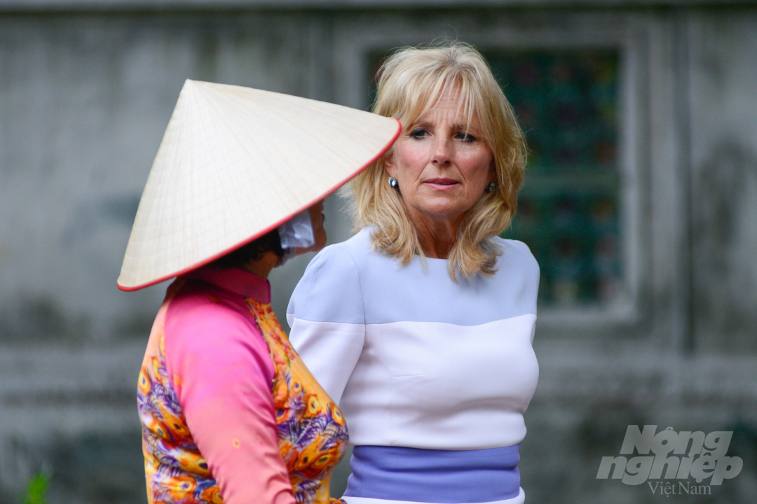 jill-3-070609_535.jpg Trong chuyến thăm Văn Miếu Quốc Tử Giám, bà Jill Biden đã được giới thiệu về lịch sử hình thành và phát triển của ngôi trường Đại học đầu tiên của Việt Nam này.