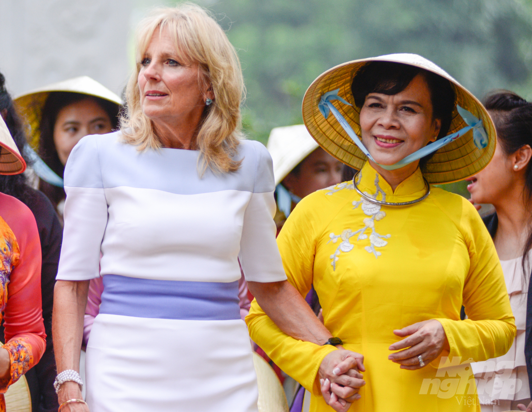 jill-4-070610_84.jpg Sáng 20/7/2015, trong khuôn khổ các hoạt động trong chuyến thăm Việt Nam, Phu nhân Phó Tổng thống Mỹ Jill Biden cùng Phu nhân Chủ tịch nước Trương Tấn Sang, bà Mai Thị Hạnh đi thăm Văn Miếu - Quốc Tử Giám.