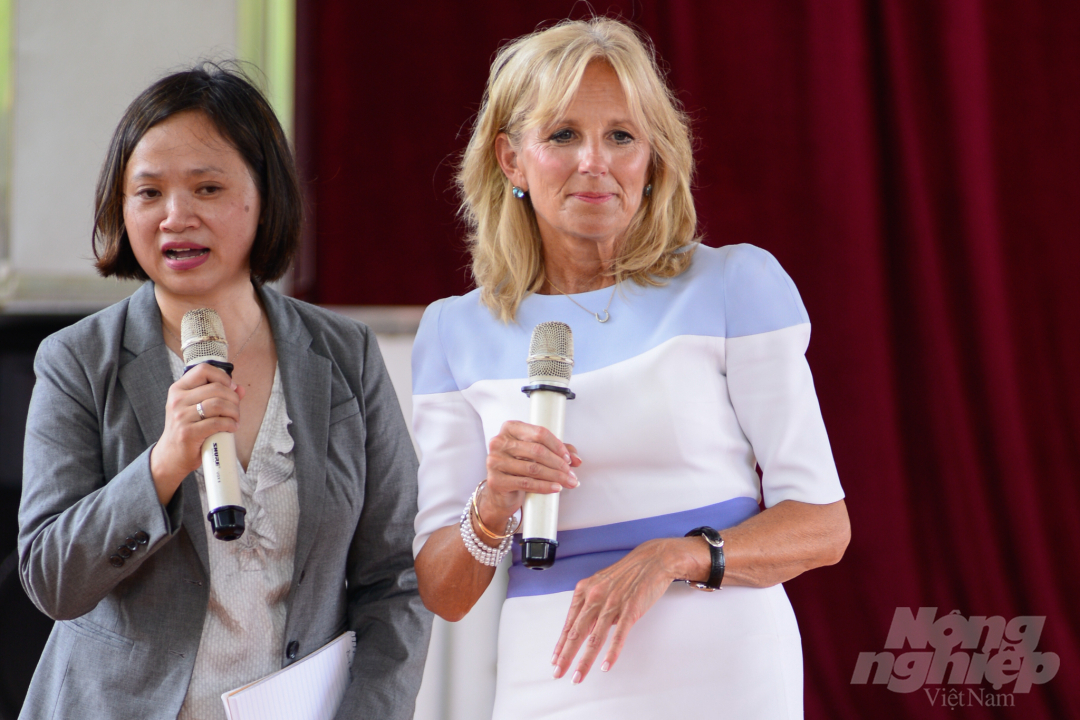 jill-8-070614_109.jpg Vợ ông Joe Biden đã có những chia sẻ với các em nhỏ của trung tâm.