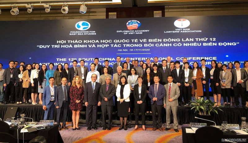 bien-dong-090936_274.jpg Các đại biểu tham dự trực tiếp Hội thảo quốc tế về Biển Đông lần thứ 12. Ảnh: Báo Thế giới.