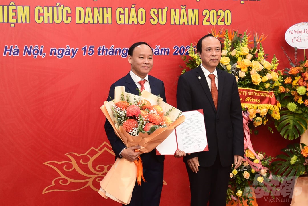 ddt_9346-103153_890.jpg GS. TS Nguyễn Vũ Việt, Giám đốc Viện Khoa học Thủy lợi trao quyết định bổ nhiệm GS cho PGS. TS Nguyễn Tùng Phong (trái). Ảnh: Tùng Đinh.