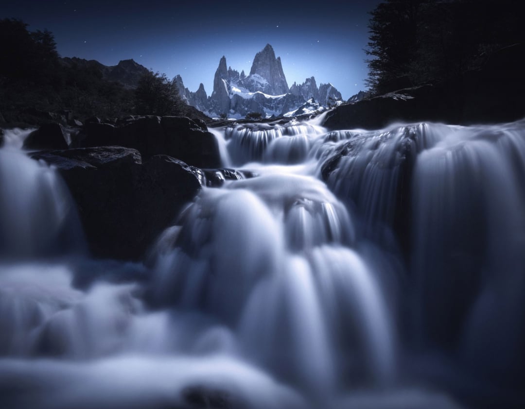 13-101536_701.jpg Dòng thác trong đêm ở Monte Fitz Roy, vùng núi Patagonia, nằm giữa biên giới Argentina và Chile.