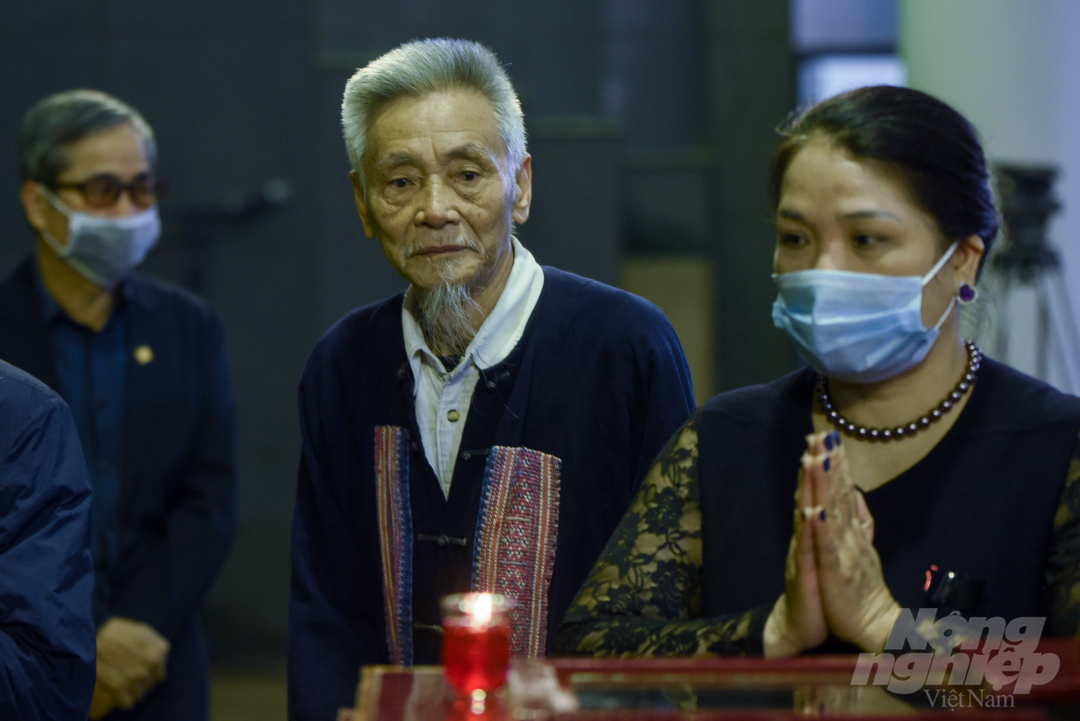 nguyen-huy-thiep-7-100743_148.jpg Nhà văn Đỗ Chu đến viếng nhà văn Nguyễn Huy Thiệp.