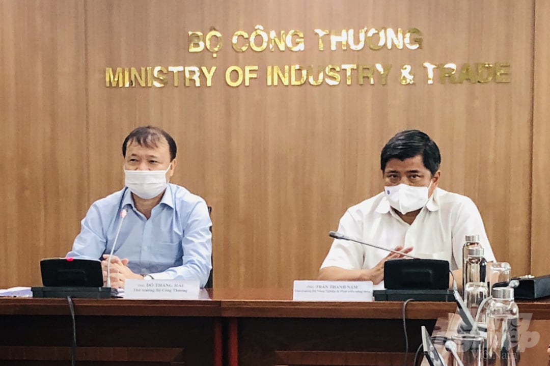 Thứ trưởng Bộ NN-PTNT Trần Thanh Nam (bên phải) và Thứ trưởng Bộ Công thương Đỗ Thắng Hải làm việc tại TP.HCM giải quyết vấn đề lưu thông hàng hóa ngày 20/7. Ảnh: Minh Sáng.
