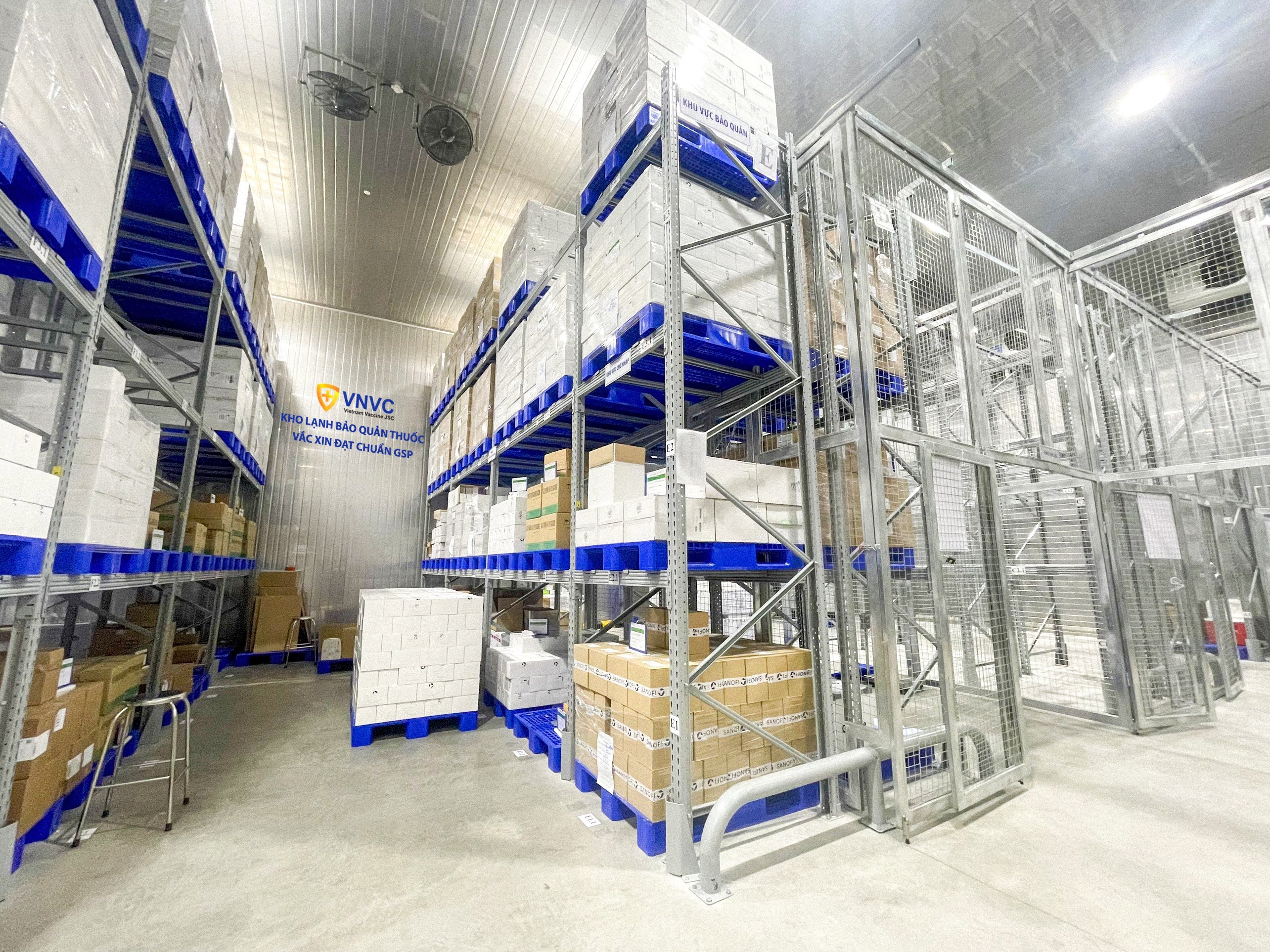 hon-650000-lieu-vacxin-covid-19-cua-astrazeneca-ve-den-viet-nam-112129_20210729_532.jpg Vacxin AstraZeneca được bảo quản trong kho của VNVC.