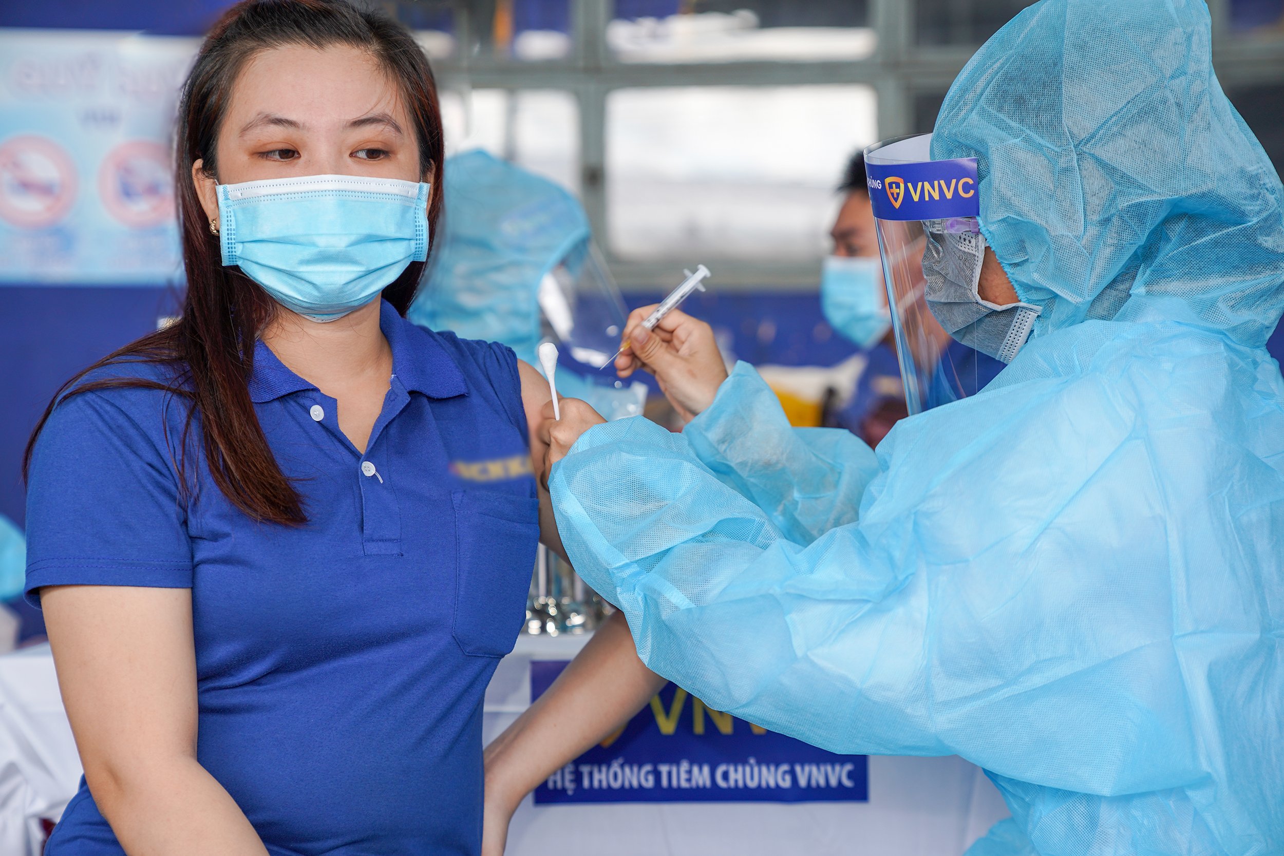 hon-650000-lieu-vacxin-covid-19-cua-astrazeneca-ve-den-viet-nam-112153_20210729_761.jpg Đội ngũ y tế của VNVC tham gia tiêm chủng.