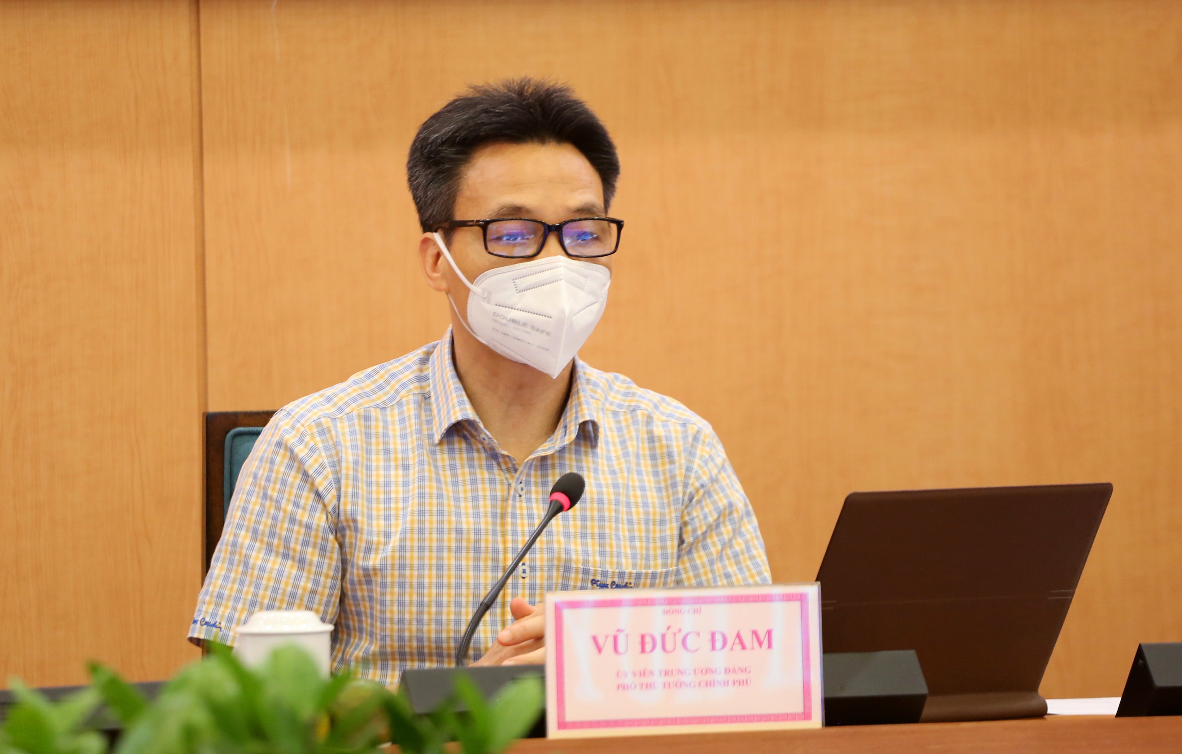 pho-thu-tuong-152403_158.jpg Phó Thủ tướng Vũ Đức Đam làm việc với Sở Chỉ huy phòng chống dịch Thành phố Hà Nội. Ảnh VGP.