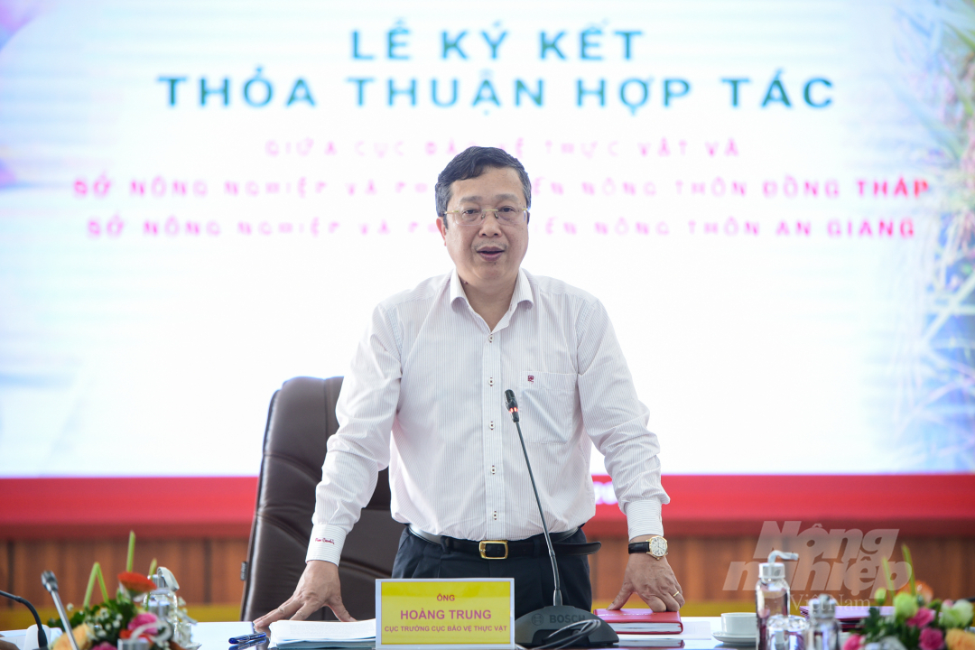 bvtv-agdt-3-110610_539.jpg Cục trưởng Cục BVTV Hoàng Trung tiếp thu ý kiến chỉ đạo của Thứ trưởng Trần Thanh Nam. Ảnh: Tùng Đinh.