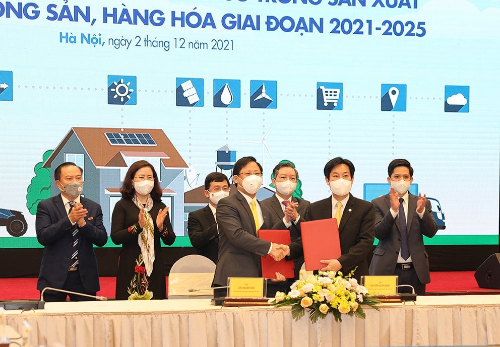 The agreement signing ceremony of 'Helping farmers in digital conversion in production and consumption of agricultural products and goods of the period 2021 - 2025' between Vietnam Post and the Farmer’s Union. 