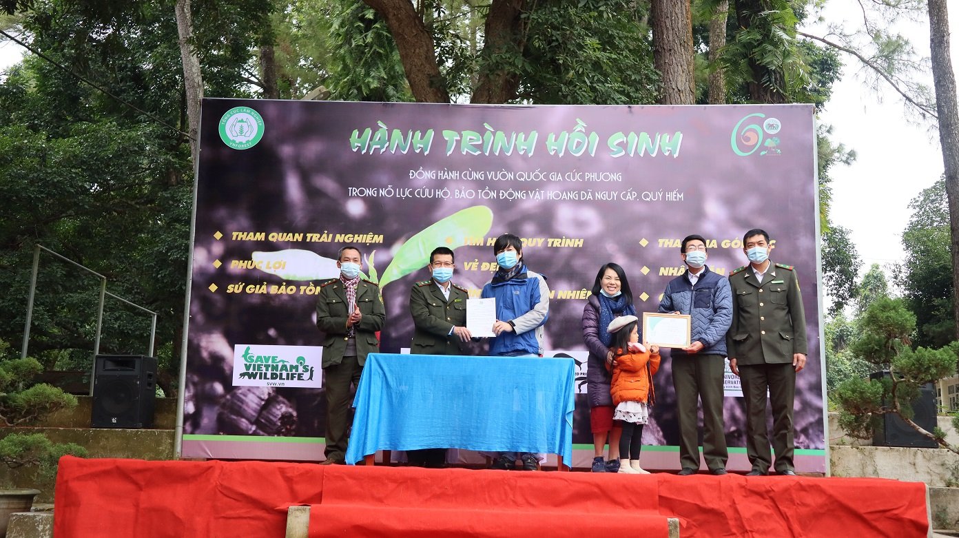 Gia đình bà Đỗ Bạch Dương - Tạ Tuấn Minh nhận chứng nhận từ chương trình Hành trình hồi sinh.