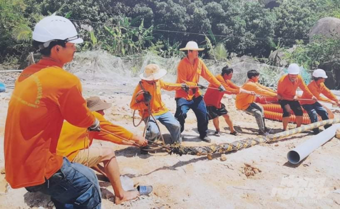 img_2566-173055_450.jpg Kéo điện lên đảo. Ảnh: Vũ Đình Thung.