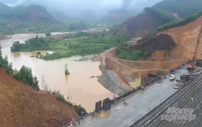 4-121609_70.jpg Máy đào đang hạ cao trình đê quay thượng lưu để chuẩn bị dẫn lũ. Ảnh: Vũ Đình Thung.