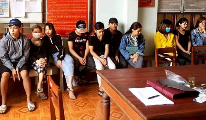 Các đối tượng được ngành chức năng phát hiện tại nhà trọ. Ảnh: Đ.T