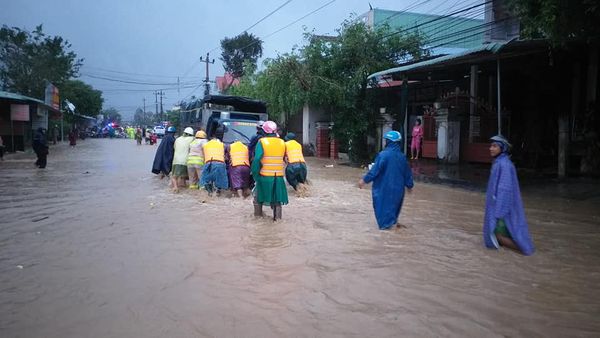 Nhiều xe ô tô bị ngập nước, chết máy phải nhờ hỗ trợ đẩy xe lên nơi cao hơn. Ảnh: Đ.D