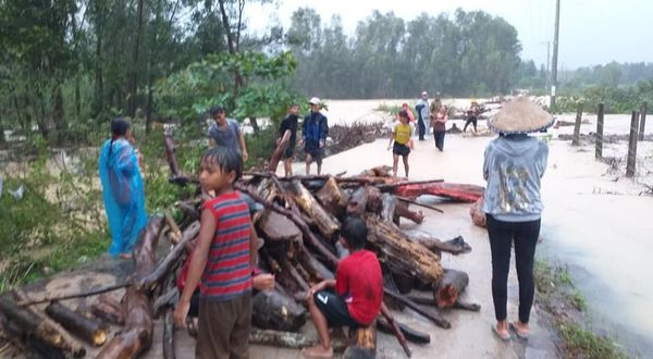Người dân vùng ngập lũ ở thị trấn Vân Canh (huyện Vân Canh) di dời lên nơi an toàn. Ảnh: Đ.D