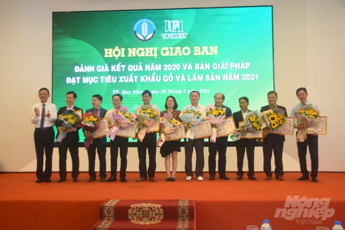 Thứ trưởng Thường trực Bộ NN-PTNT Hà Công Tuấn trao bằng khen của Bộ trưởng Bộ NN-PTNT Nguyễn Xuân Cường cho đại diện 40 tập thể có thành tích trong phong trào 'Phấn đấu hoàn thành chỉ tiêu, nhiệm vụ của Chương trình mục tiêu phát triển lâm nghiệp bền vững giai đoạn 2016-2020'. Ảnh: Vũ Đình Thung.