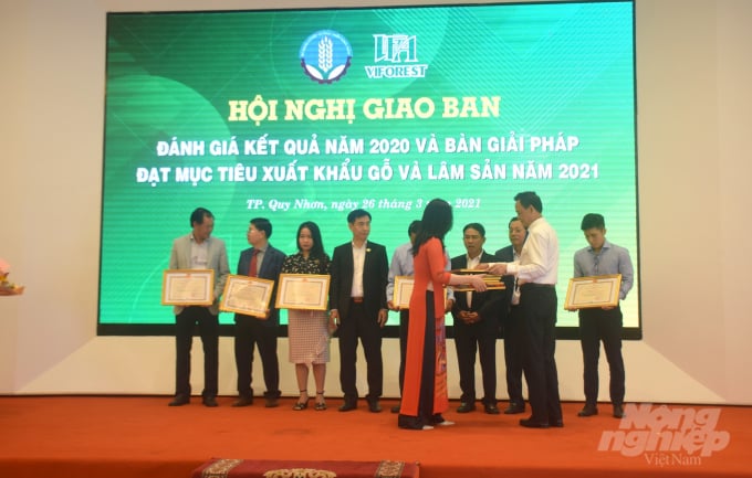 Đại diện các cá nhân có thành tích trong phong trào 'Phấn đấu hoàn thành chỉ tiêu, nhiệm vụ của Chương trình mục tiêu phát triển lâm nghiệp bền vững giai đoạn 2016-2020' nhận bằng khen của Bộ trưởng Bộ NN-PTNT Nguyễn Xuân Cường do Thứ trưởng Thường trực Bộ NN-PTNT Hà Công Tuấn trao. Ảnh: Vũ Đình Thung.