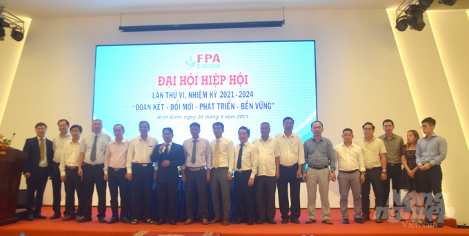 Ban chấp hành Hiệp hội Gỗ và Lâm sản Bình Định nhiệm kỳ VI ra mắt đại hội. Ảnh: Vũ Đình Thung.