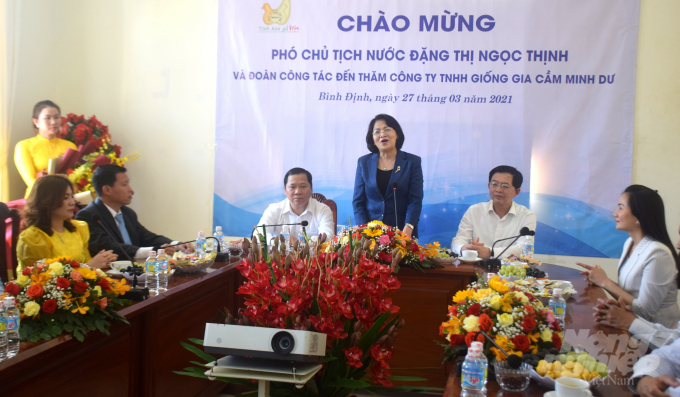 3-232511_268.jpg Phó Chủ tịch nước Đặng Thị Ngọc Thịnh làm việc tại Công ty TNHH Giống gia cầm Minh Dư. Ảnh: Vũ Đình Thung.