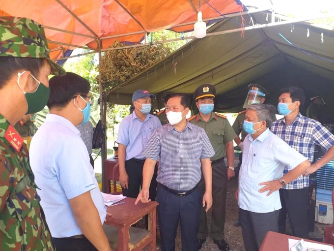 img-4279-170036_135.jpg Chủ tịch UBND tỉnh Bình Định Nguyễn Phi Long kiểm tra chốt kiểm soát phòng, chống dịch Covid-19 trên QL 19C giáp ranh giữa huyện Vân Canh (Bình Định) và huyện Đồng Xuân (Phú Yên). Ảnh: Đ.D.